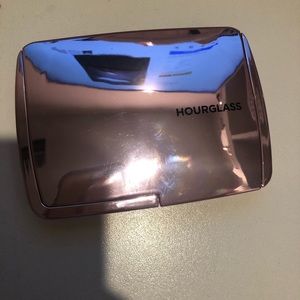 Hourglass Makeup - LE Hourglass Ambient Lighting Edit Volume 4 USED Hourglass Makeup - LE Hourglass Ambient Lighting Edit Volume 4 USED